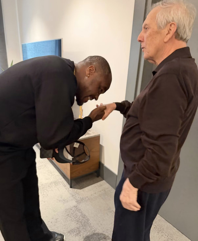 Emenike'den Aziz Yıldırım'a vefa ziyareti! Elini öpüp