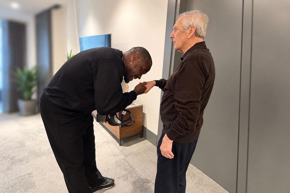 Emenike\'den Aziz Yıldırım\'a vefa ziyareti! Elini öpüp "Aziz Baba" dedi