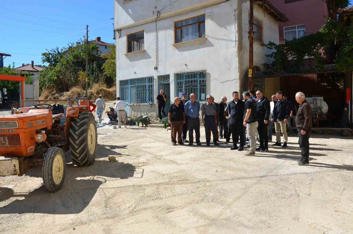 Kütahya Emet\'te Kaymakam Başkapan, Eseler\'deki üst yapı çalışmalarını inceledi