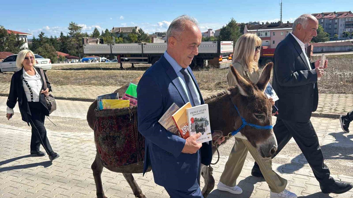 Eşeğiyle kitap taşıyor, köy çocuklarının hayallerine ışık oluyor