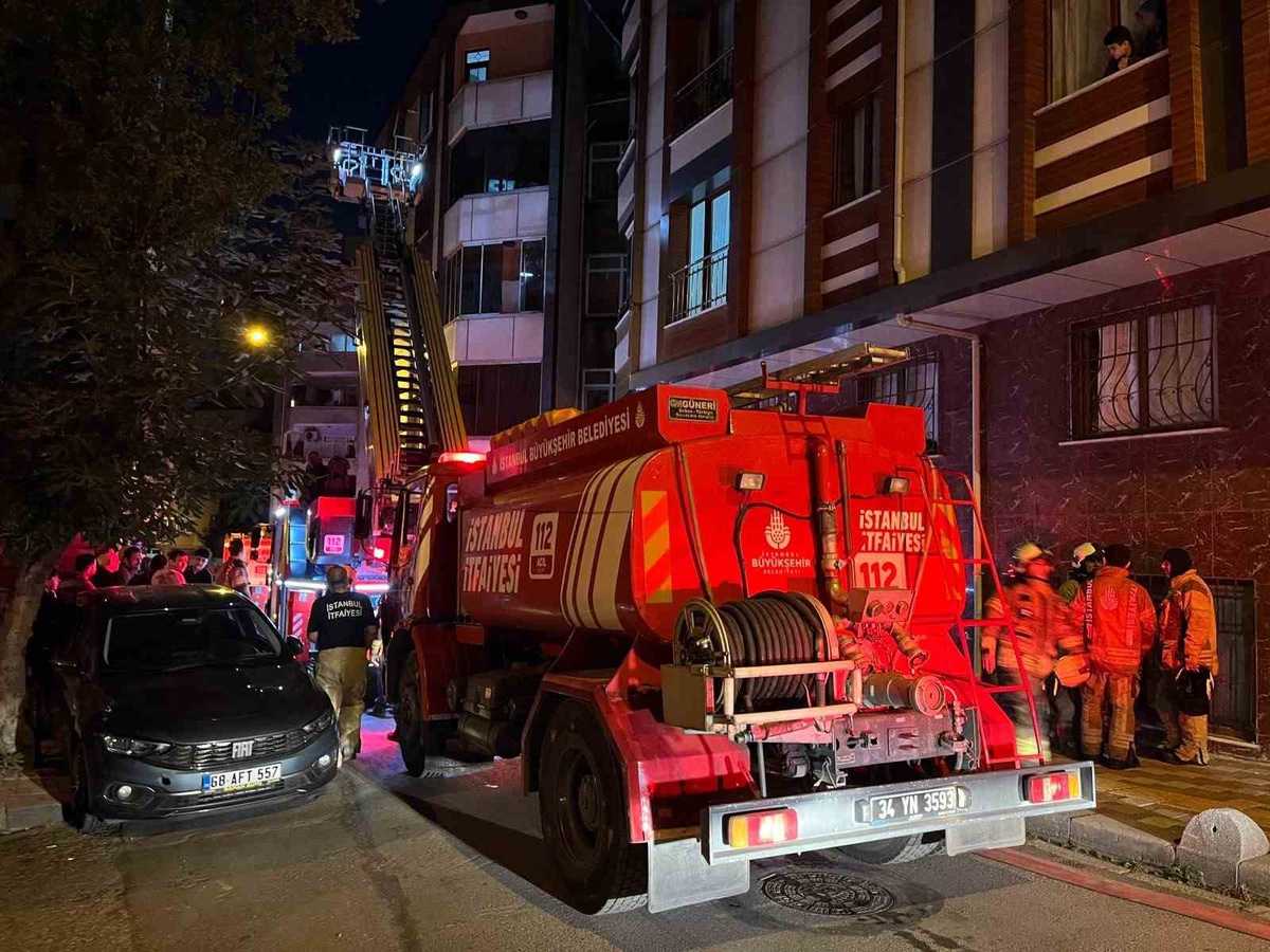 Esenler\'de boşaltılan 4 katlı binanın çatısındaki yangında ölen ya da yaralanan olmadı