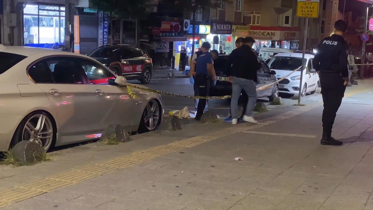 Esenler\'de bıçakla ekiplere koşan şüpheli, ihtara uymayınca vurularak durduruldu