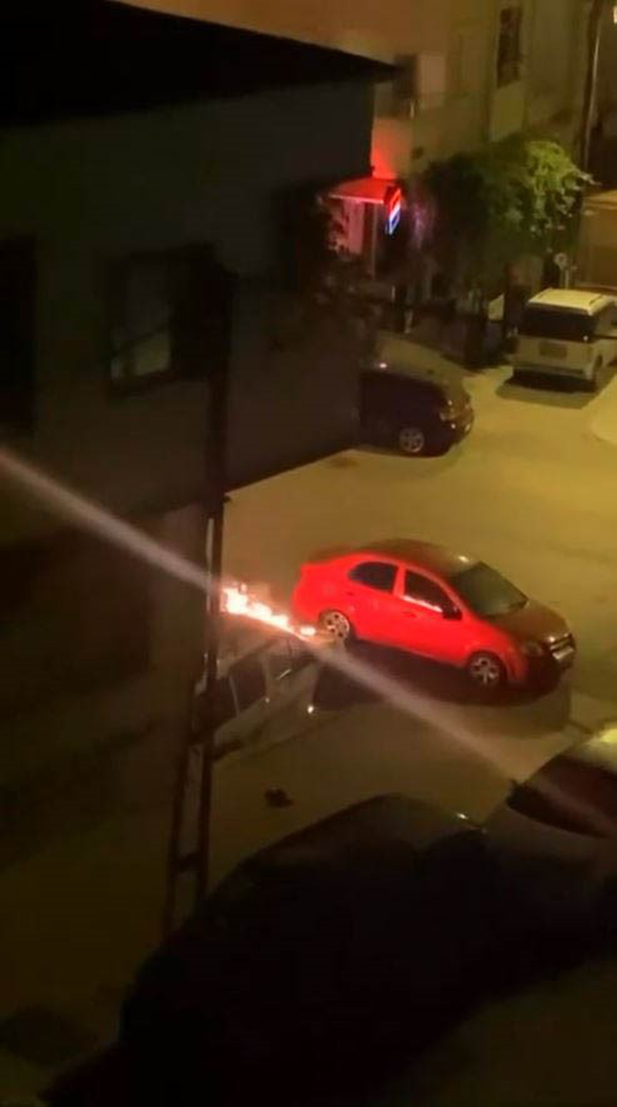 Esenyurt\'ta oto galeri önünde araç kundaklandı, 10 milyon TL haraç istendiği iddia edildi