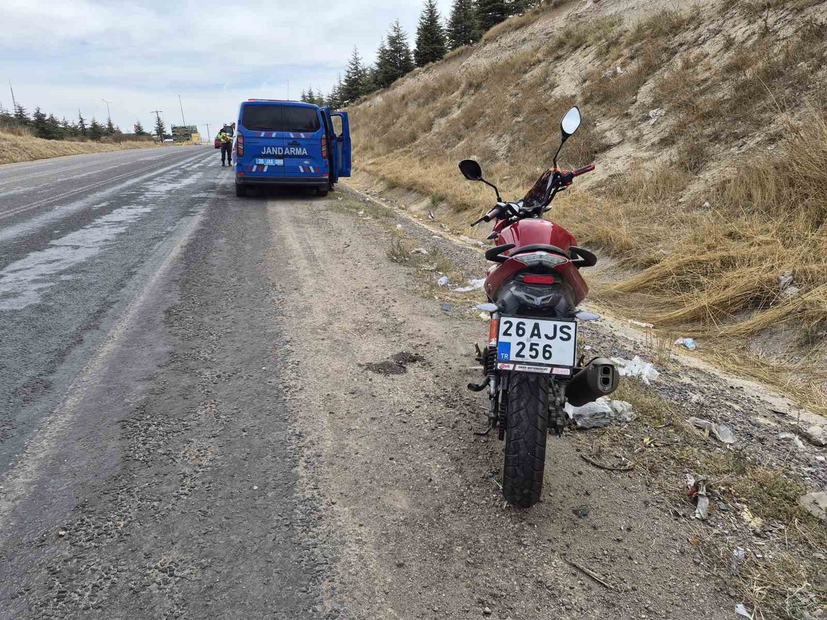 Eskişehir\'de tekeri kilitlenen motosikletten düşen sürücü hastaneye kaldırıldı