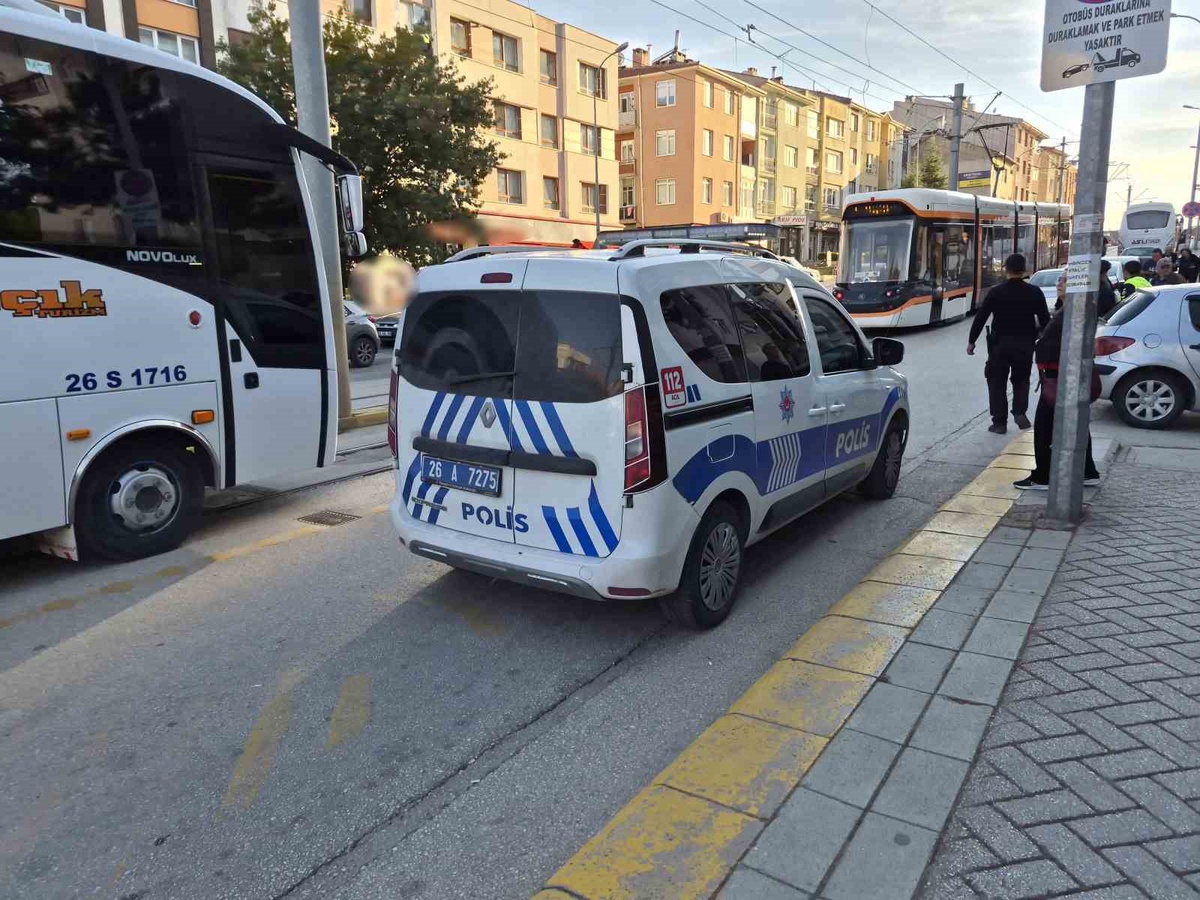 Eskişehir\'de otomobilin çarptığı yaşlı kadın yaralandı, tramvay seferleri aksadı