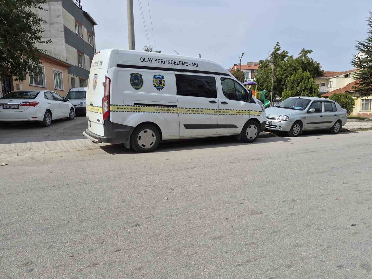 Eskişehir Tepebaşı\'nda 52 yaşındaki yeni emekli apartmanın merdiven altında ölü bulundu