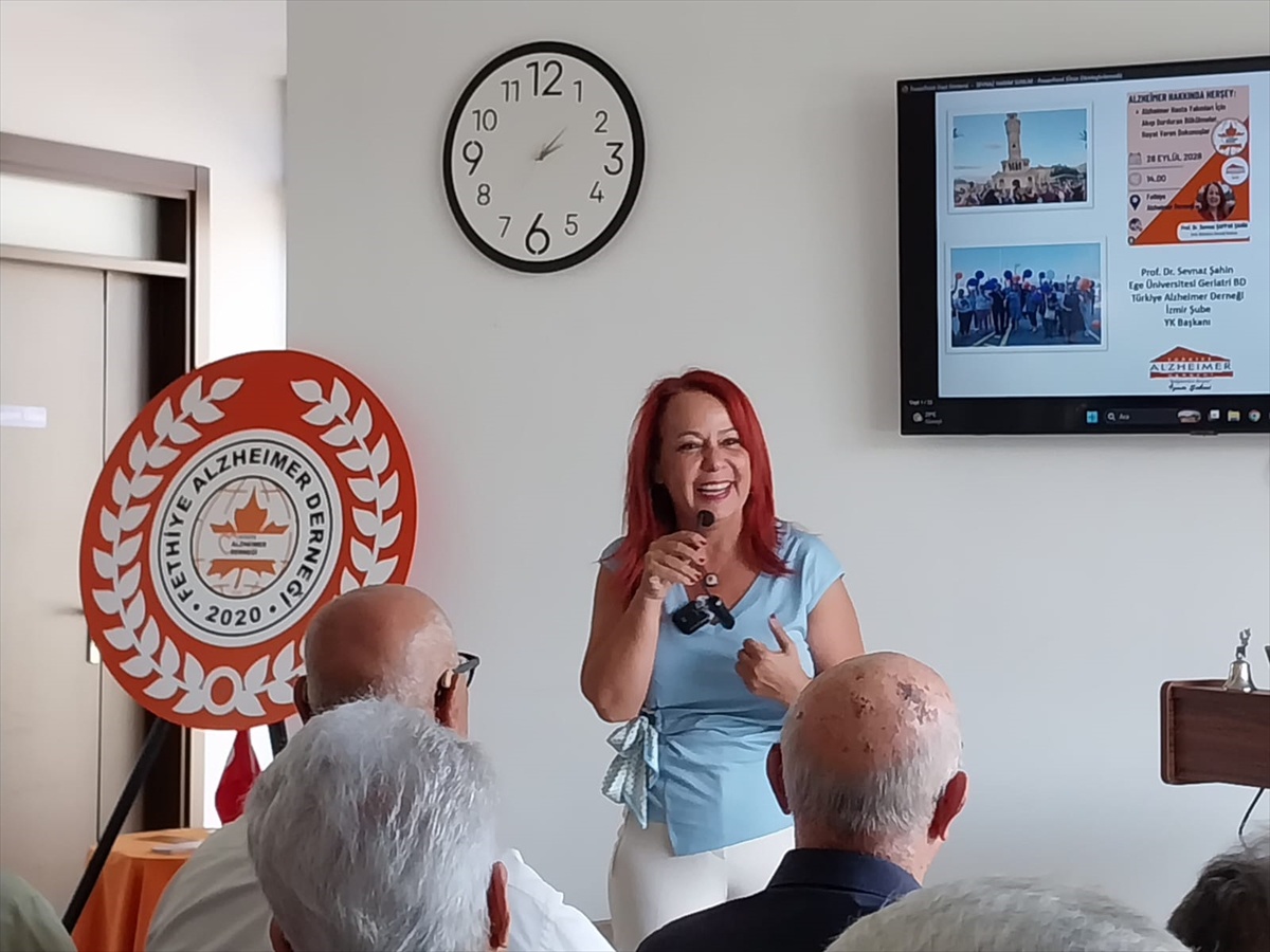 Muğla Fethiye\'de Alzheimer seminerinde Sevnaz Şahin hasta yakınlarına öneriler sundu