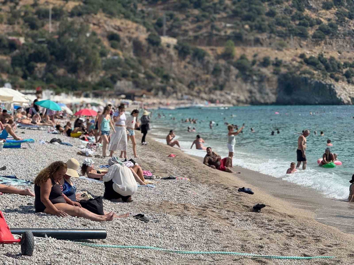 Fethiye\'de yaz bitmedi: Eylülün son günlerinde denize girenler Ölüdeniz\'i doldurdu