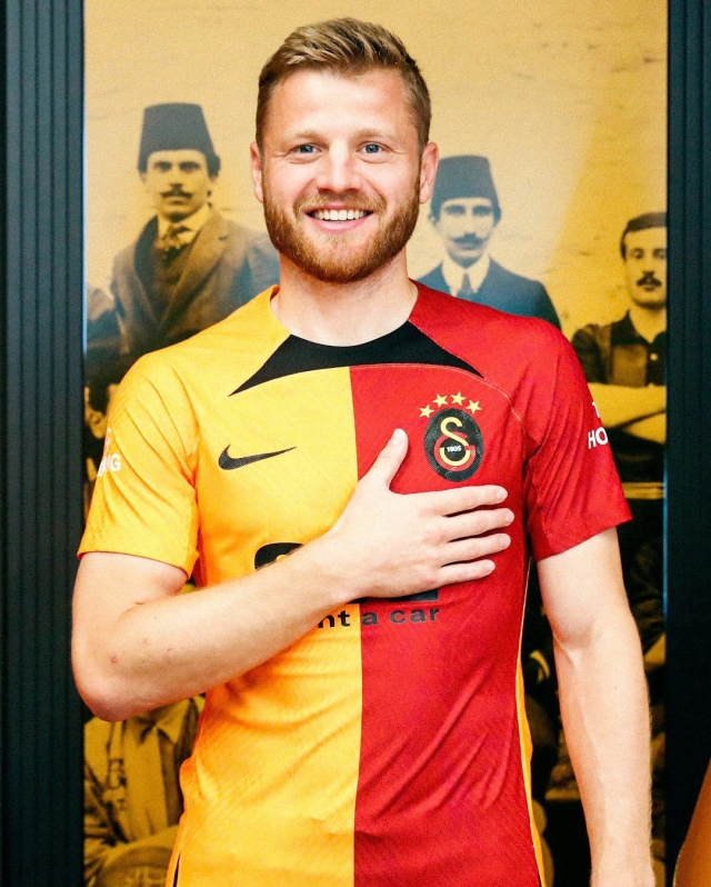 Galatasaray'ın eski yıldızı 33 yaşında futbolu bıraktı! Nedeni kahretti
