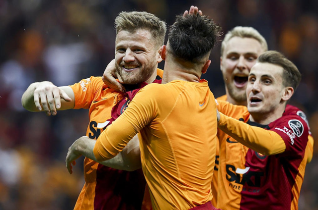 Galatasaray'ın eski yıldızı 33 yaşında futbolu bıraktı! Nedeni kahretti