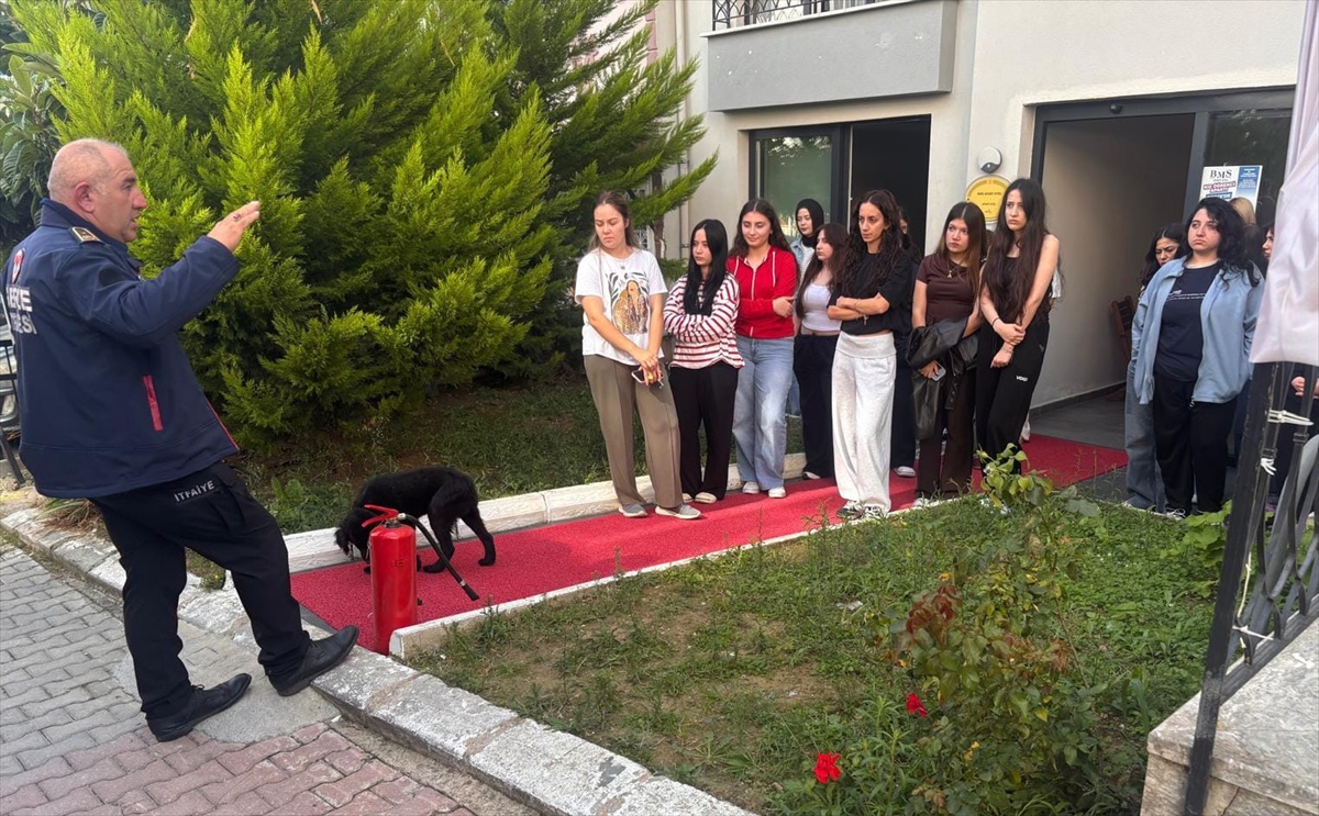 Gerze Belediyesi itfaiyesi apart otelde öğrencilere yangın ve tahliye tatbikatı yaptı