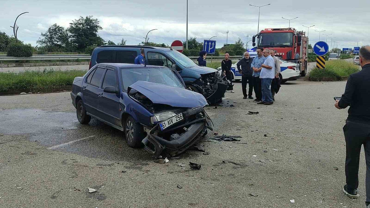 Giresun Eynesil\'de iki otomobil çarpıştı, iki sürücü hastaneye kaldırıldı