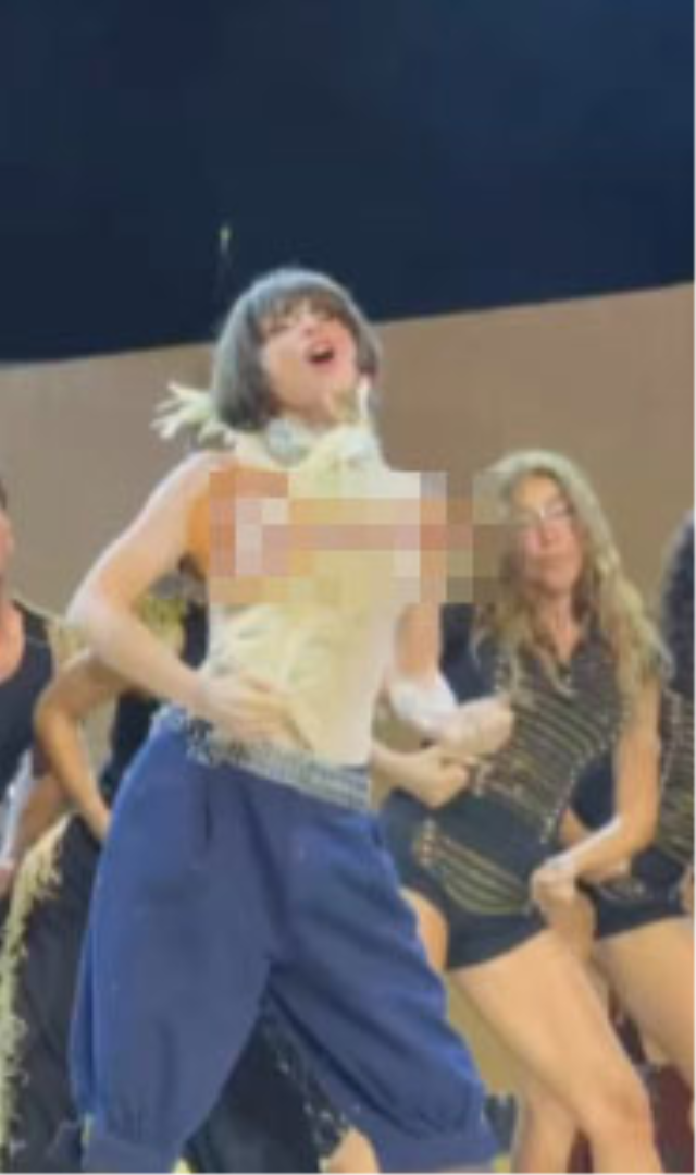 Gülşen'in sahne kıyafeti yine olay oldu