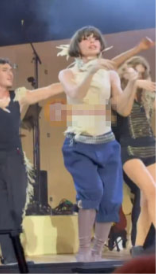 Gülşen'in sahne kıyafeti yine olay oldu