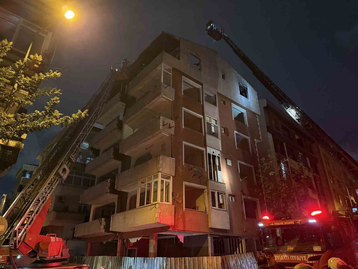 Güngören\'de dönüşüm için boşaltılan 5 katlı binanın çatısındaki yangın söndürüldü
