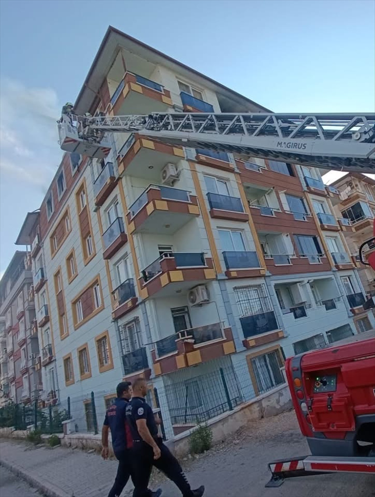 Hatay Antakya Saraykent\'te 5 katlı apartmanın son katındaki dairede yangın söndürüldü