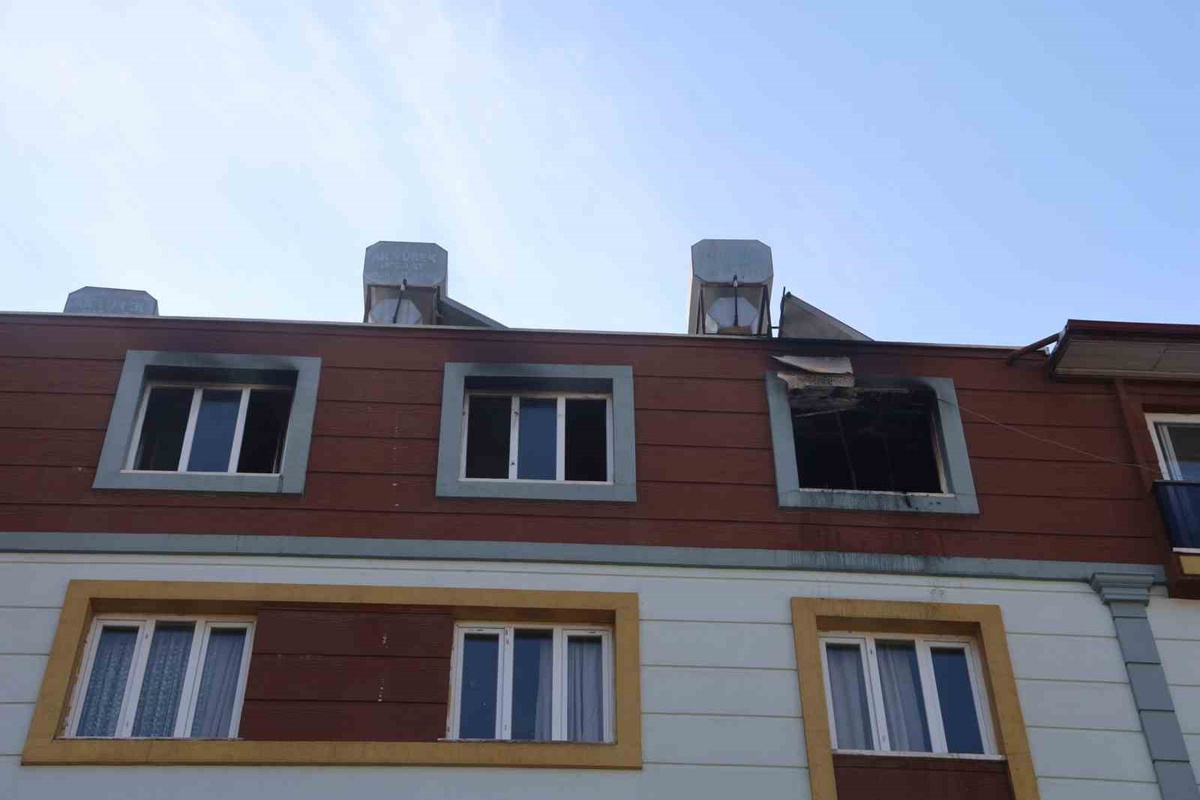 Hatay Antakya\'da 5 katlı binanın son katındaki yangından aile bağırışlarla kurtuldu