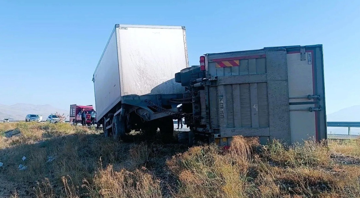 Iğdır\'da eşek nedeniyle manevra yapan sürücünün kamyonu devrildi, 2 kişi yaralandı.