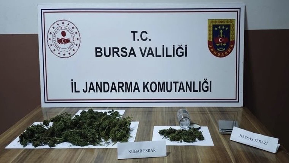 İnegöl\'de bir şüphelinin evinde 1 kilo 71 gram kubar esrar bulundu