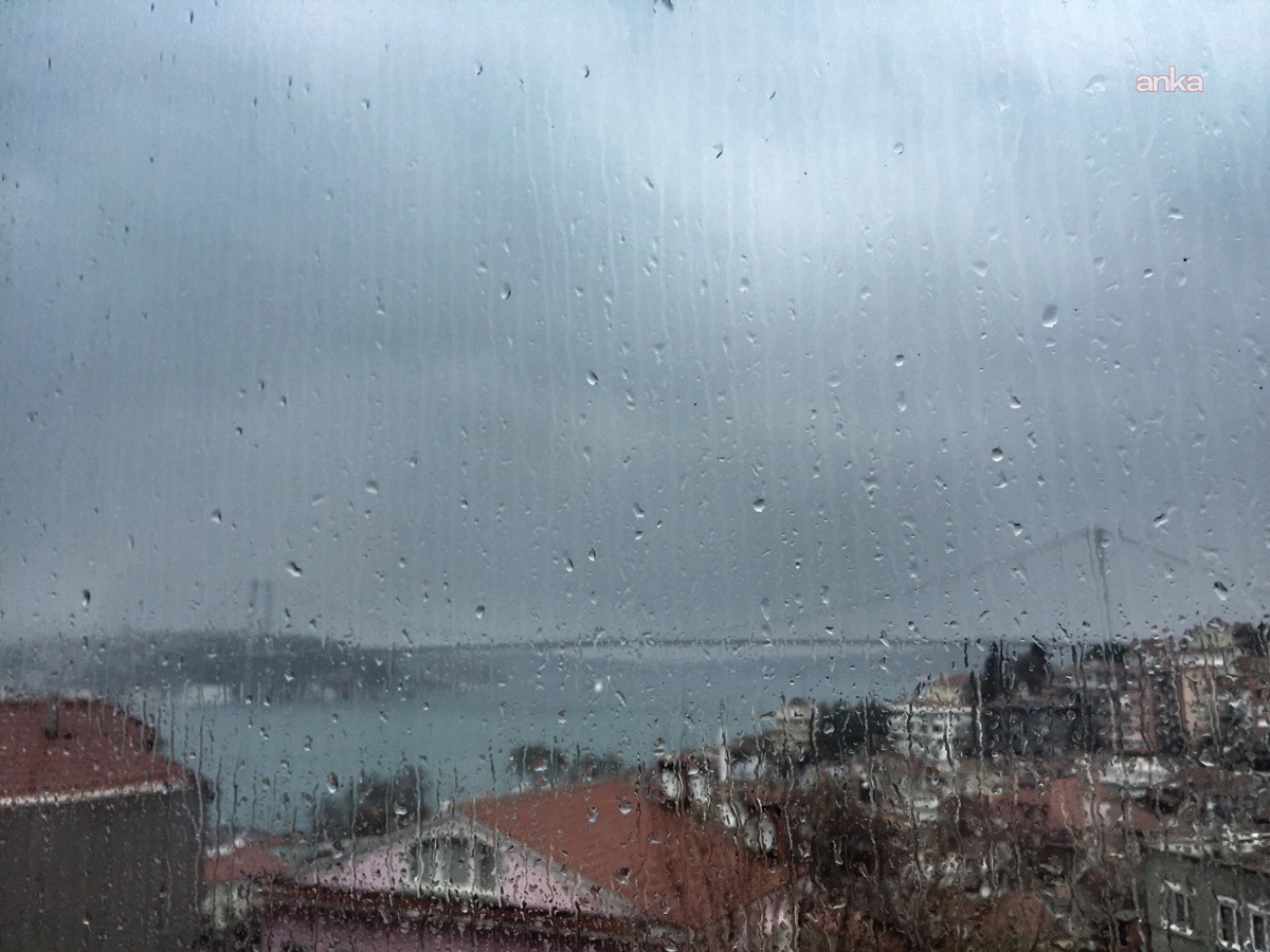 İstanbul Valiliği\'nden pazar akşamı çok kuvvetli yağış ve fırtına uyarısı geldi