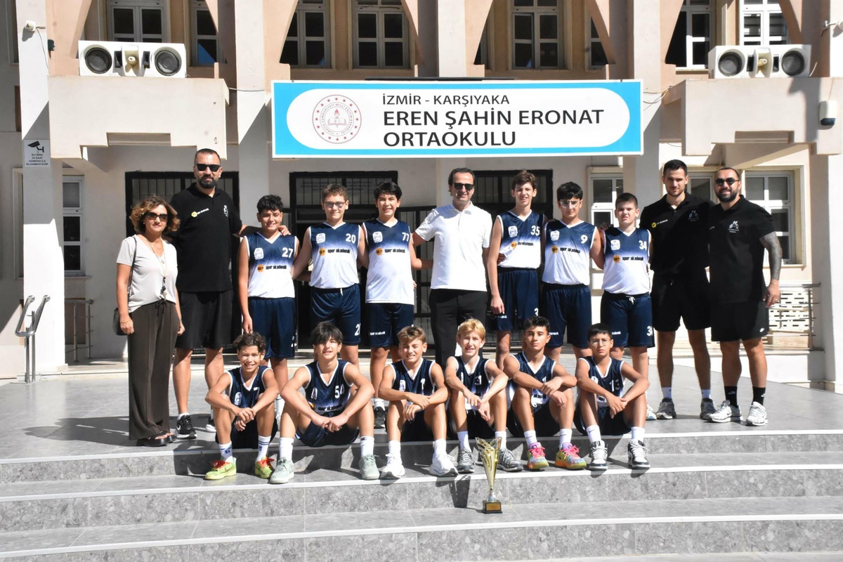 İzmir Karşıyaka\'da devlet okulu basketbolda namağlup Türkiye şampiyonluğuna ulaştı