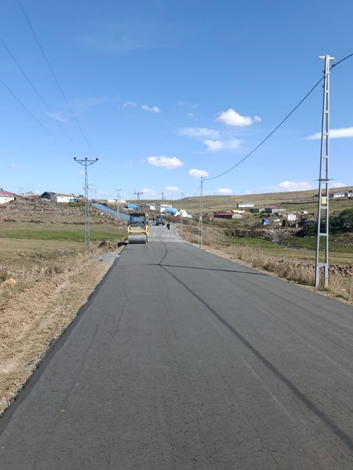 Kars Susuz\'da İncilipınar köyünün yolu SSB betonla güçlendiriliyor