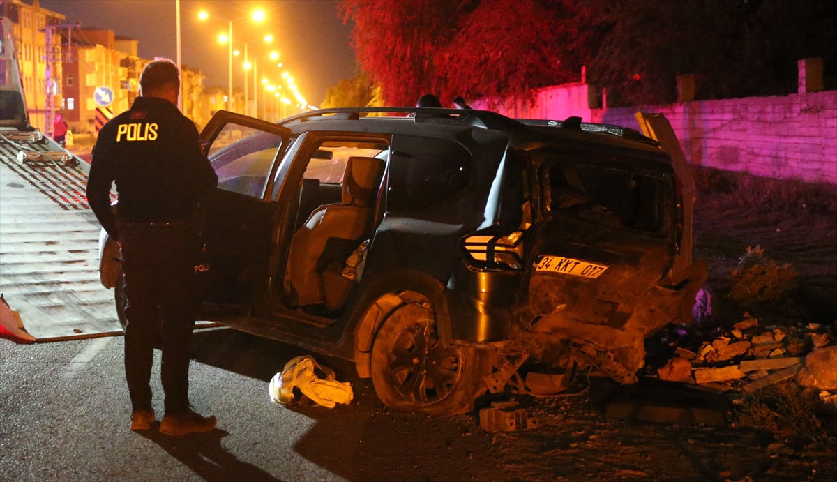 Kars\'ta iki otomobilin karıştığı kazada 4 kişi yaralanarak hastaneye kaldırıldı