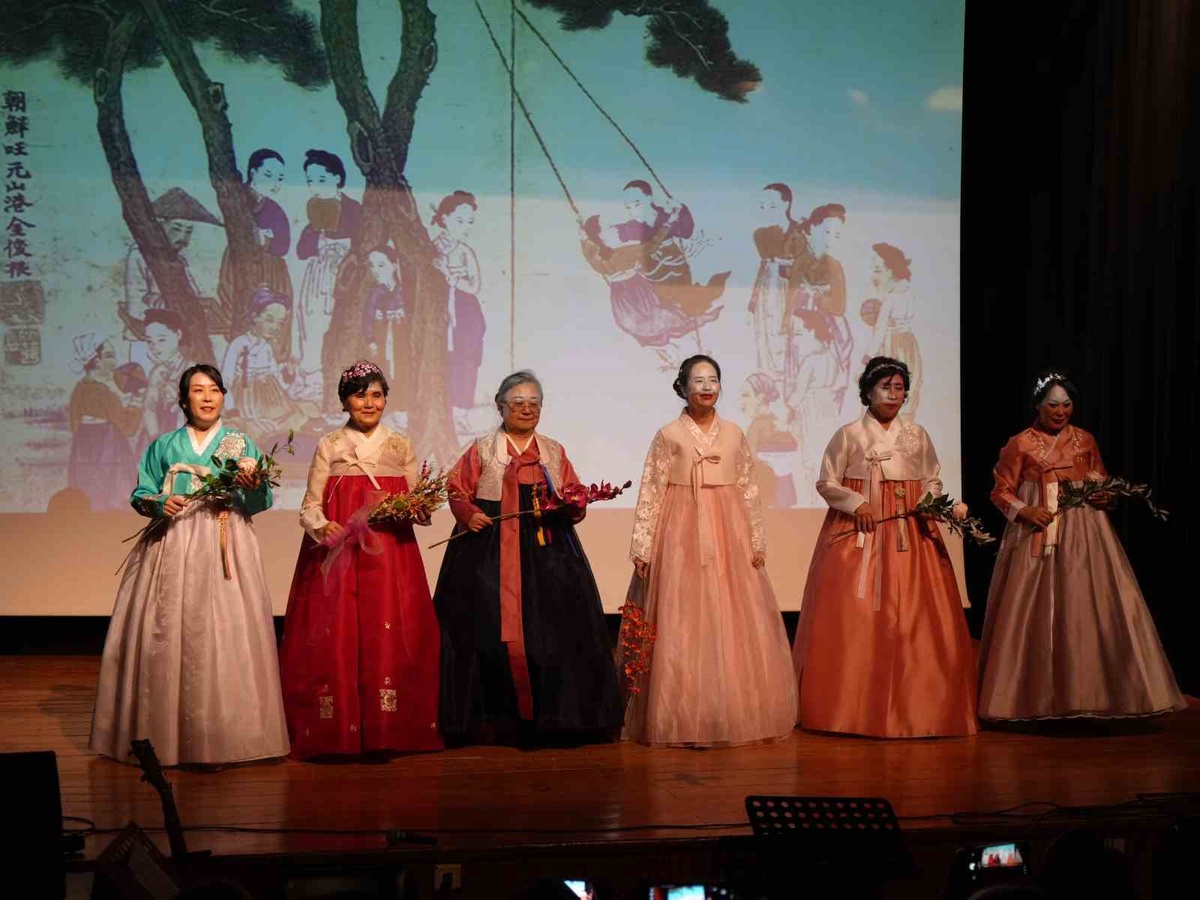 Kastamonu\'da Güney Kore\'nin geleneksel Hanbok defilesi vatandaşlarla buluştu