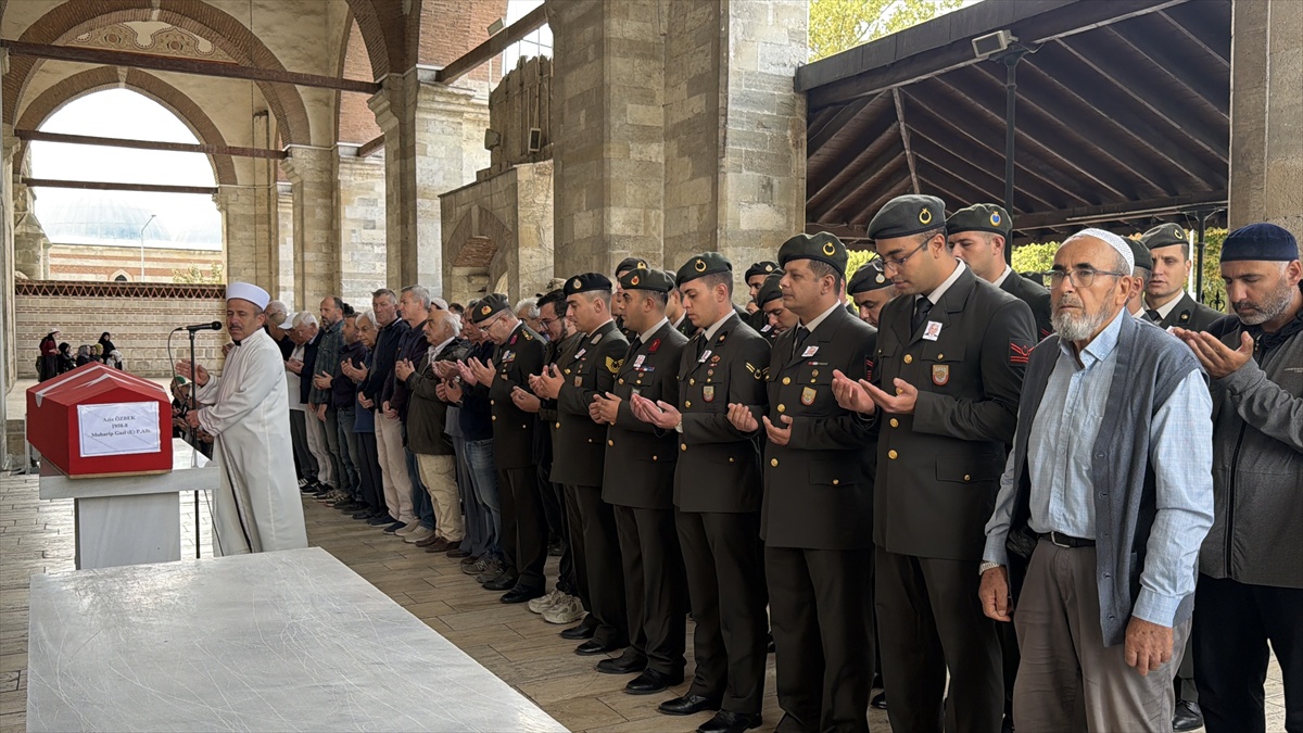 Kıbrıs Gazisi Aziz Özbek, Eski Cami\'deki törenin ardından Edirne\'de toprağa verildi