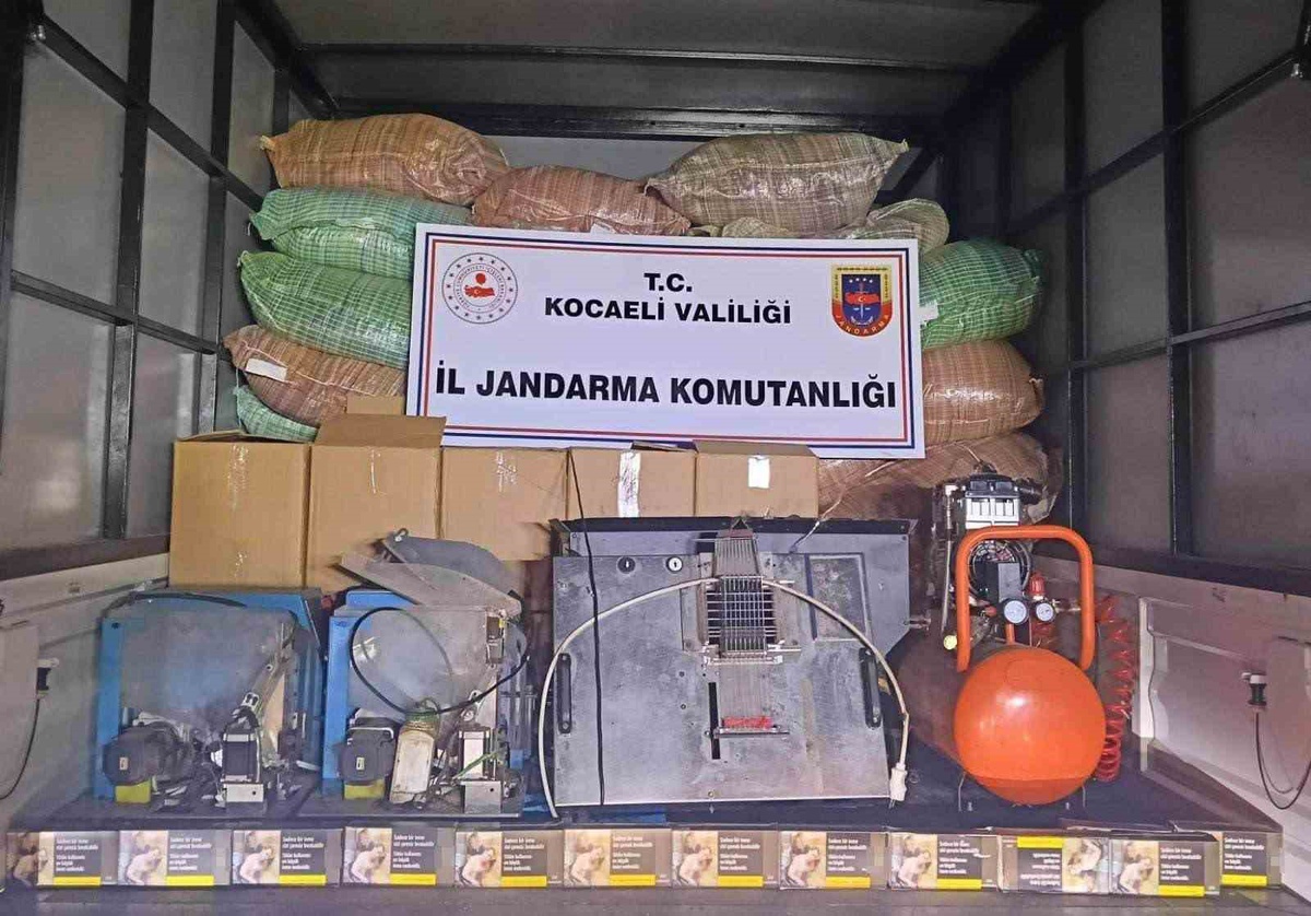 Kocaeli Darıca\'da jandarma operasyonunda 4 milyon TL\'lik kaçak ürün ele geçirildi