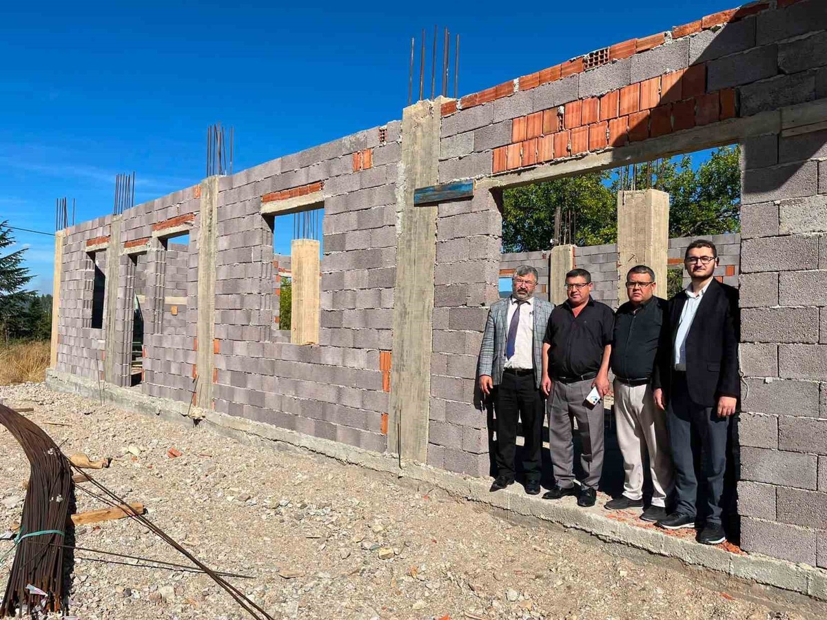 Kütahya Hisarcık\'ta İlçe Müftüsü Demirci, taziye evi inşaatında inceleme yaptı