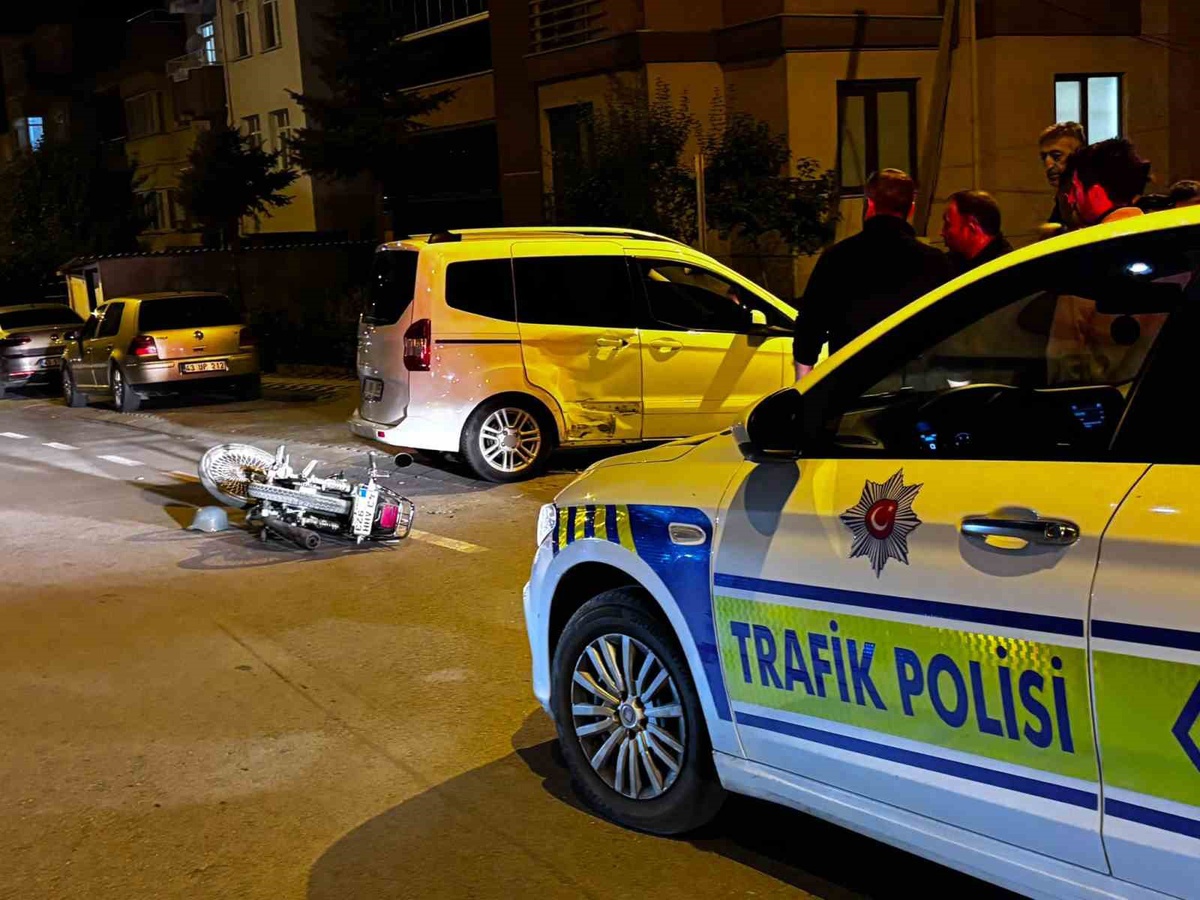 Kütahya Tavşanlı\'da hafif ticari araçla çarpışan motosiklette 1 kişi yaralandı
