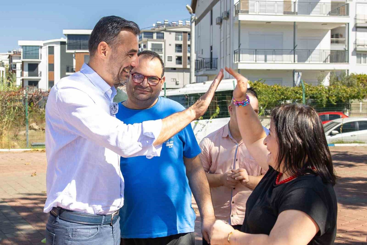 Manavgat\'ta Macar ve Manavgatlı öğrenciler çevre için fidan dikti