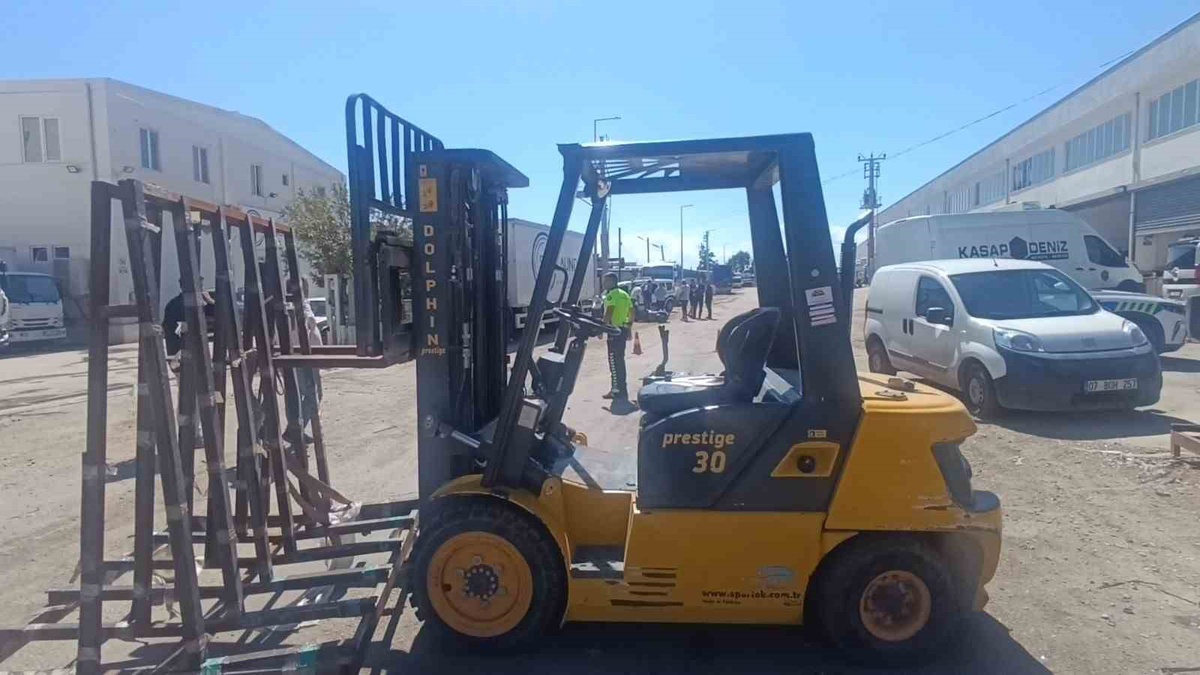 Manavgat\'ta forkliftin vinç demirlerine çarpan motosiklet sürücüsü hayatını kaybetti