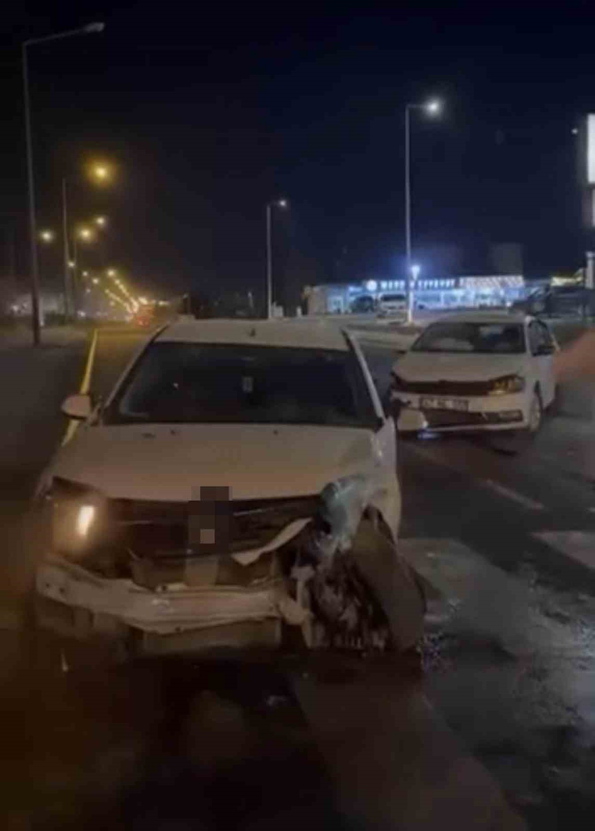 Mardin Nusaybin\'de iki otomobil çarpıştı, 3 yaralı hastaneye kaldırıldı