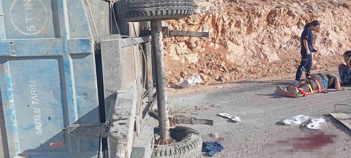 Mersin Mut\'ta iki traktör devrildi, sürücülerden biri öldü, 2 kişi ağır yaralandı