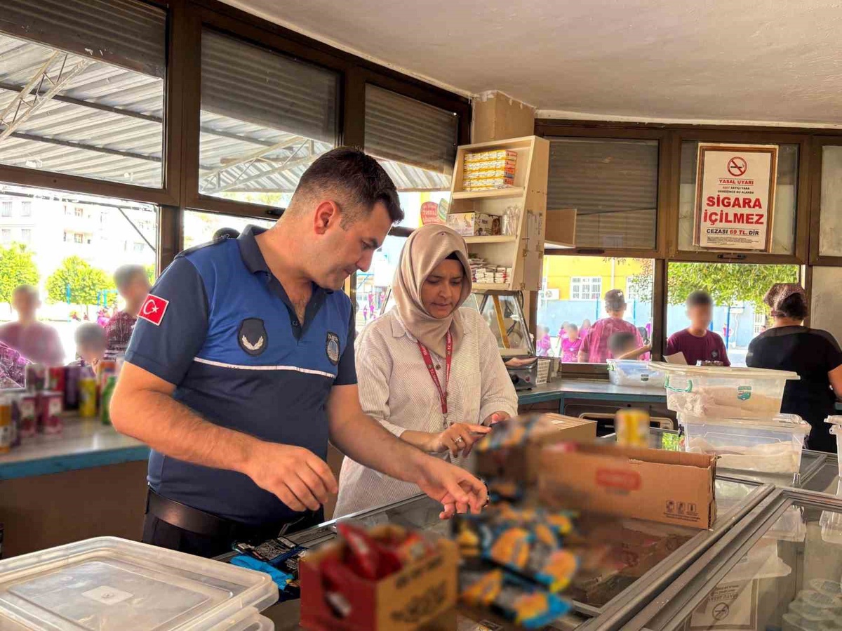Mersin Tarsus\'ta okul kantinlerinde tarihi geçmiş ürünler toplatılıp imha edildi