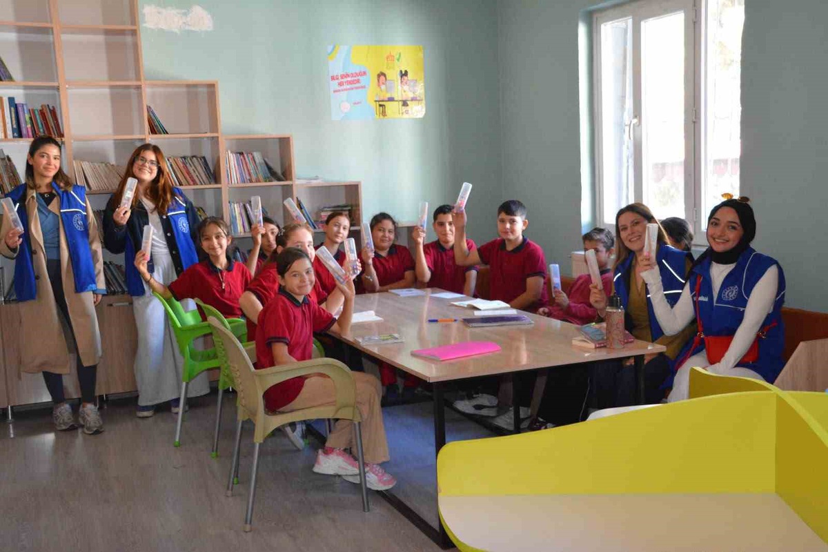 Minik öğrencilerin yeni eğitim yılı sevincine ortak oldular