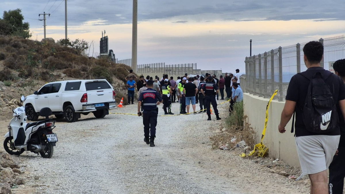 Muğla Bodrum\'da duvara çarpan kamyonetin 15 yaşındaki çocuk sürücüsü öldü