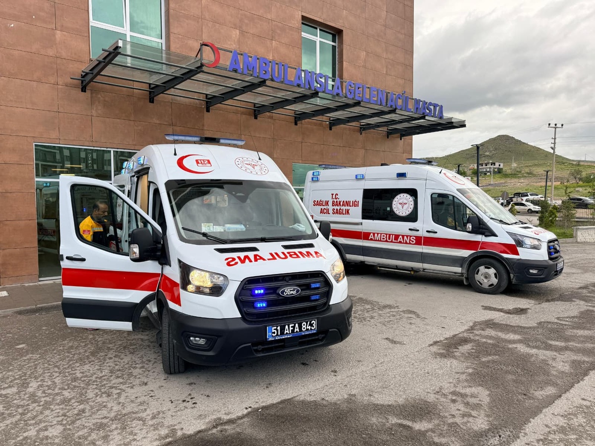 Niğde Bor\'da TIR ile hafif ticari aracın çarpışmasında 2 kişi öldü, 1 kişi yaralandı