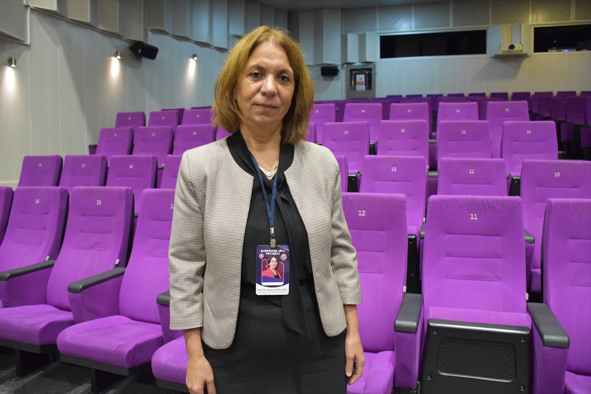 Prof. Dr. Kumcağız, ailelerin çocukla ilgilenirken telefon kullanmasını doğru bulmadı