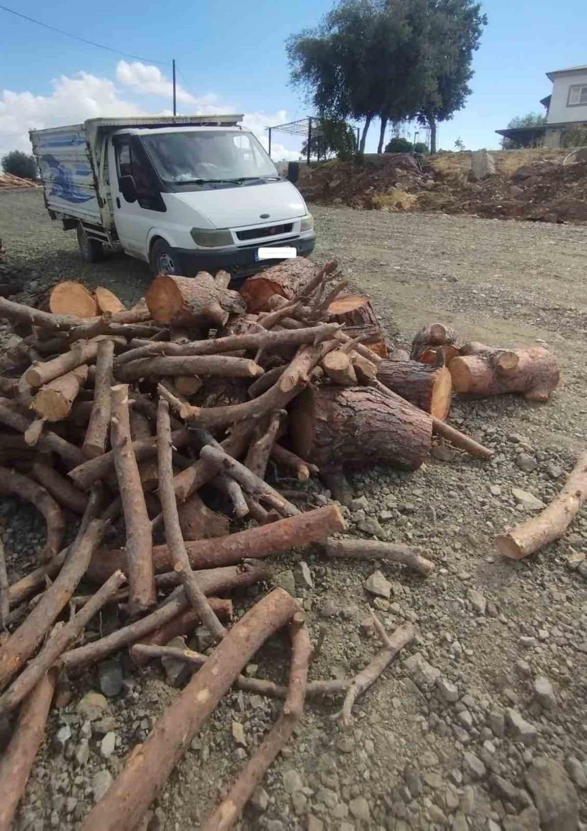 Kahramanmaraş Pazarcık\'ta orman ekipleri kaçak emval tespit etti, araca el konuldu