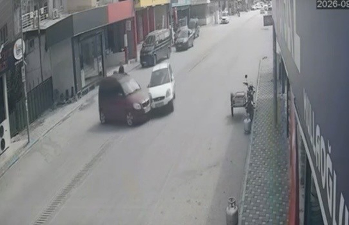 Osmaniye Toprakkale\'de iki otomobil çarpıştı, kaza anı kamerada, 2 kişi yaralandı