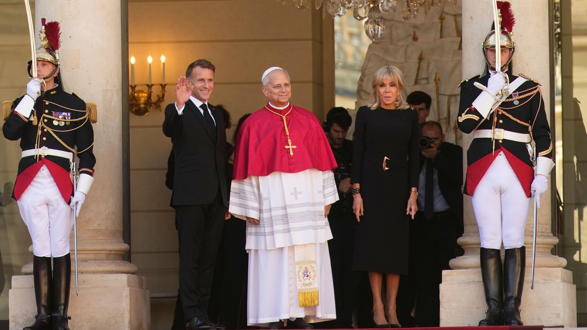 Papa 14. Leo, Paris\'te açık hava ayini öncesi yüz binlerce kişi tarafından karşılandı