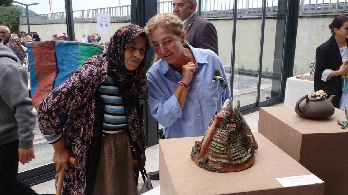 Rize Çayeli\'de Bursa\'dan gelen 65 eserlik çaydanlık sergisi açıldı