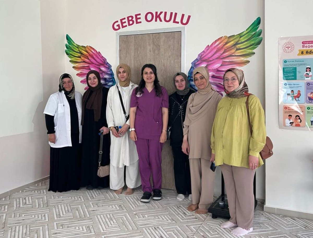 Sağlıklı Hayat Merkezi\'nde ebeler anne adayları ve yakınlarına doğum eğitimi verdi