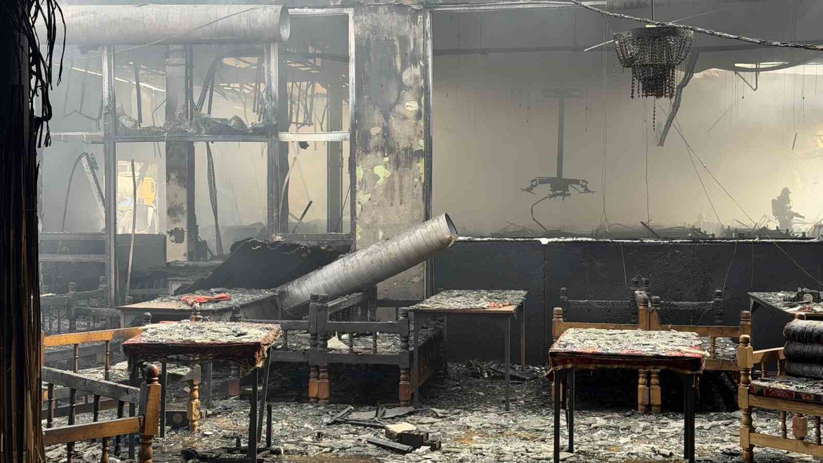 Sakarya Serdivan\'da restoranı saran alevler 15 araç ve 27 personelle kontrol altına alındı