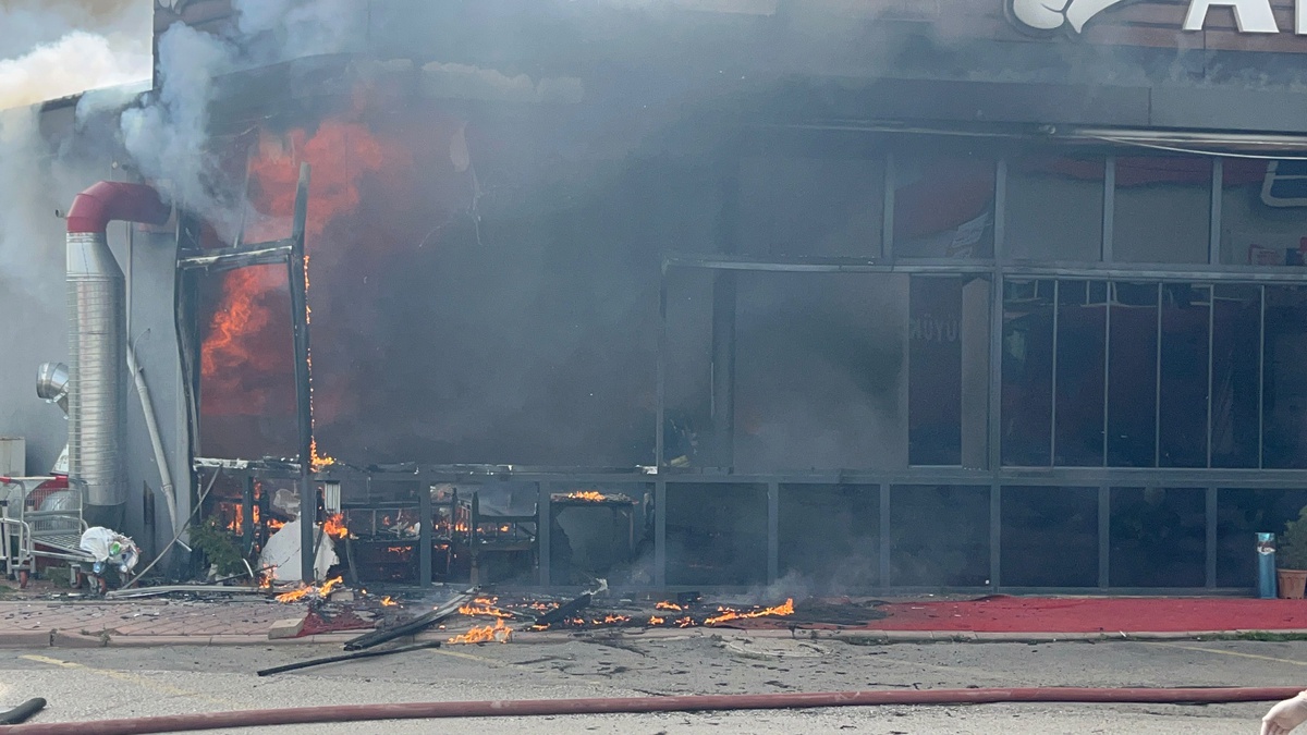 Sakarya Serdivan\'da restoran yangınının dumanları şehrin birçok noktasından görüldü