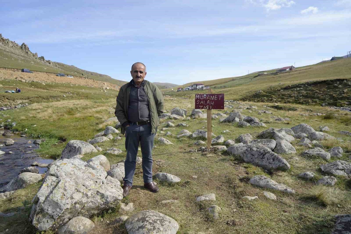 Salah taşının yanındaki tabela ve Trabzon Büyükşehir\'in bankı gece kayboldu
