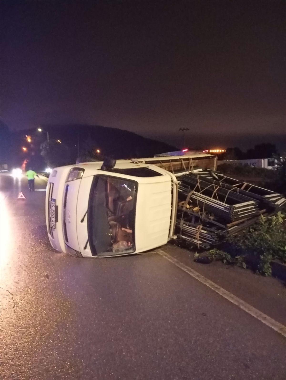 Samsun Atakum\'da kamyonetle çarpışan otomobildeki 4 yaralı hastaneye kaldırıldı.